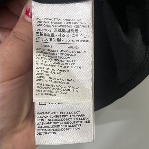 Levi's Black and Red Cropped Tee for Women Size Large - Picture 3 of 6